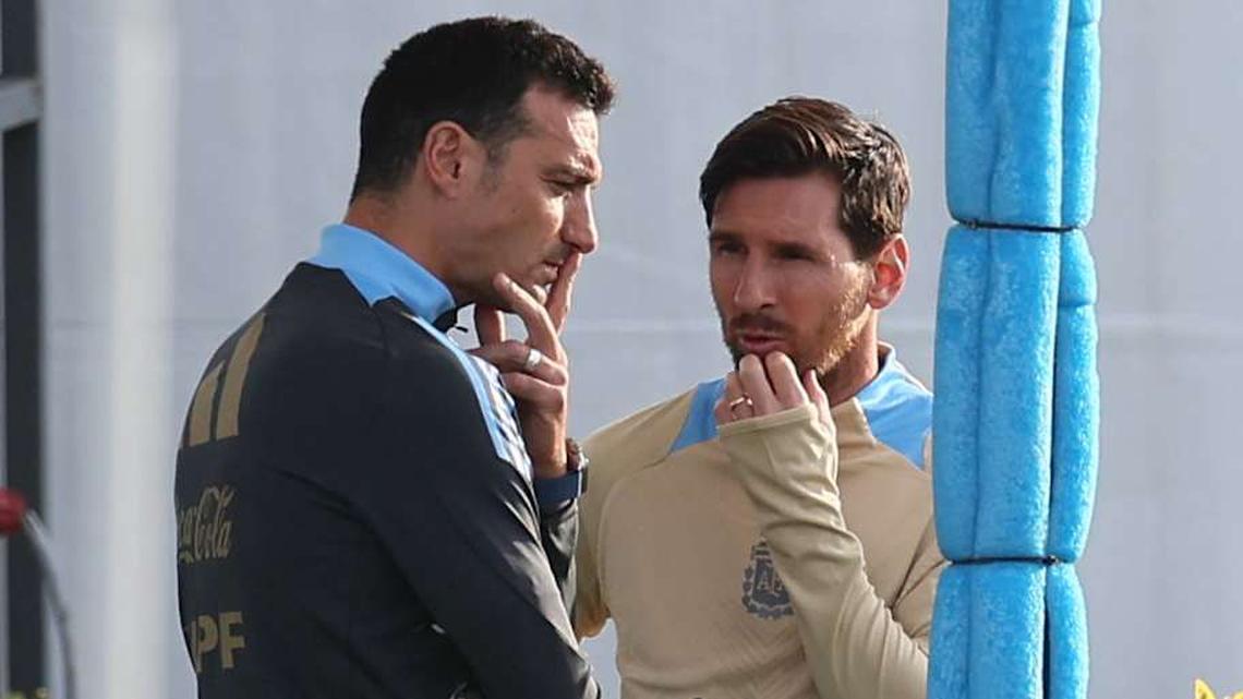  Lionel Scaloni (left) and Lionel Messi (right) chat during an Argentina training session. | IMAGO/PHOTOxPHOTO 