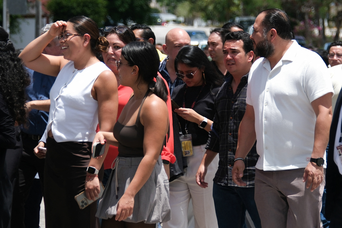 Employees return to the Federal Judiciary building following an evacuation after a 6.1-magnitude earthquake struck off the coast of Cuba and was felt in the Mexican resort cities of Cancun, Playa del Carmen and Tulum, in Cancun, Mexico, June 8, 2026. REUTERS/Paola Chiomante