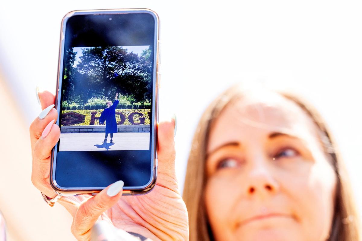 Kim Prosser shows a photo of her son Ashtyn Prosser, a victim of Kenneth Law, outside the Superior Court of Justice in Newmarket, Ontario, Canada, on a day when Law pleaded guilty to 14 counts of aiding suicide in Newmarket, Ontario, Canada May 29,  2026. REUTERS/Carlos Osorio.