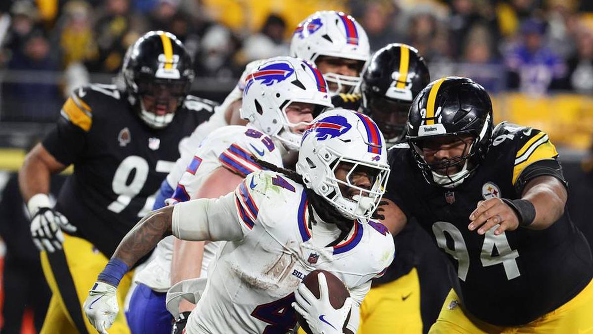  Nov 30, 2025; Pittsburgh, Pennsylvania, USA; Buffalo Bills running back James Cook III (4) rushes as Pittsburgh Steelers defensive end Yahya Black (94) defends during the fourth quarter at Acrisure Stadium. Mandatory Credit: Charles LeClaire-Imagn Images | Charles LeClaire-Imagn Images 