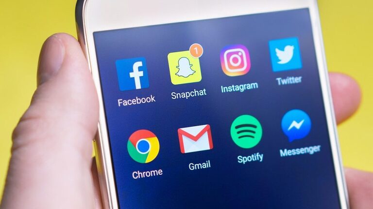 Teacher explains why social media ban for kids under 16 is necessary