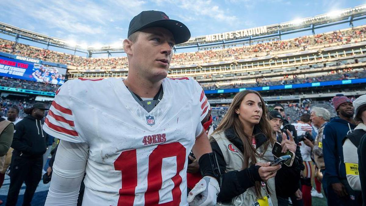 San Francisco 49ers quarterback Mac Jones (10) walks off the field after a week 9 game between New York Giants and San Francisco 49ers at MetLife Stadium on Sunday, Nov. 2, 2025. | Julian Leshay Guadalupe/NorthJersey.com / USA TODAY NETWORK via Imagn Images 