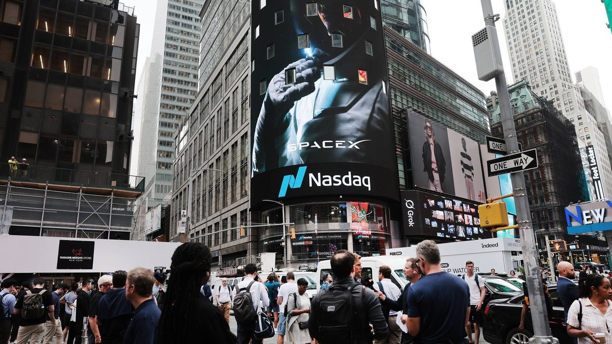  SpaceX's unusually large retail IPO allocation raised concerns that institutional demand fell short, signaling potential valuation risks before trading began. 