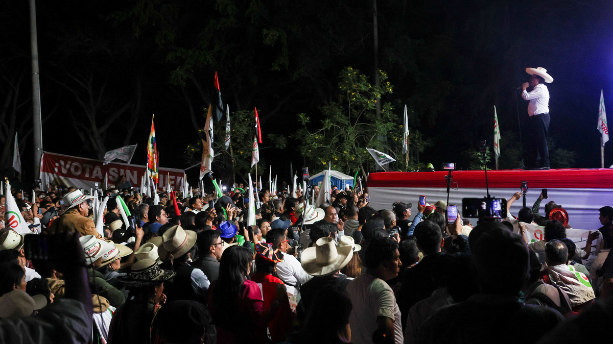Peruvian presidential candidate Roberto Sanchez addresses his supporters during his closing campaign ahead of the June 7 runoff election against Keiko Fujimori, in Lima, Peru, June 4, 2026. REUTERS/Alessandro Cinque