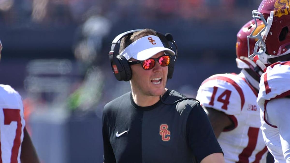  Sep 27, 2025; Champaign, Illinois, USA; Southern California Trojans head coach Lincoln Riley talks with players during the first half against the Illinois Fighting Illini at Memorial Stadium. Mandatory Credit: Ron Johnson-Imagn Images | Ron Johnson-Imagn Images 