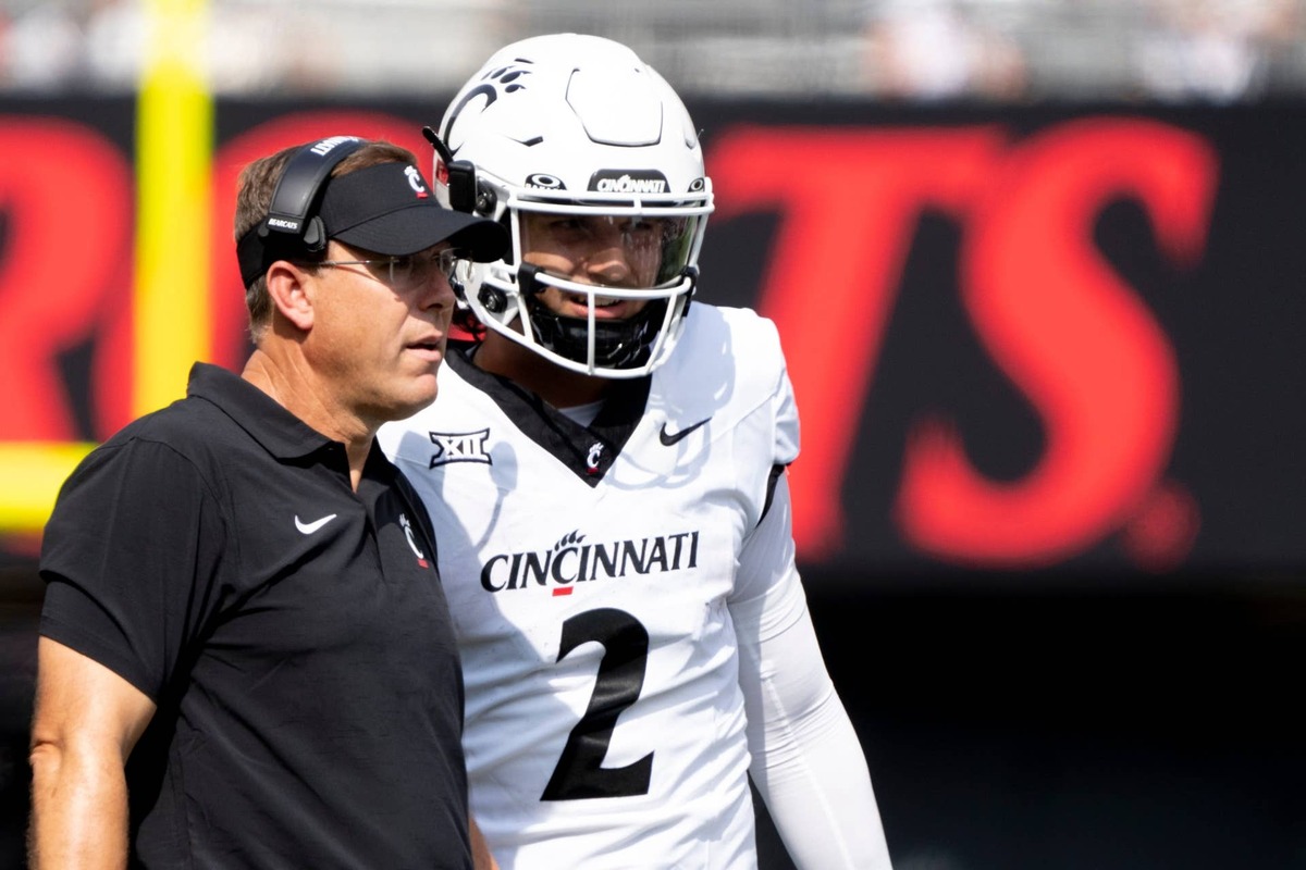  Cincinnati Bearcats head coach Scott Satterfield speaks to Cincinnati Bearcats quarterback Brendan Sorsby (2) in the second quarter of the College Football game between the Cincinnati Bearcats and the Towson Tigers at Nippert Stadium in Cincinnati on Saturday, Aug. 31, 2024. USA TODAY Network via Reuters Connect 