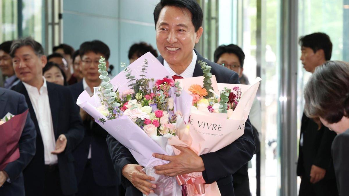 Seoul Mayor Oh Se-hoon of the main opposition People Power Party receives flowers in City Hall Thursday after being declared the winner of the Seoul mayoral race in local elections held the previous day. Photo by Yonhap