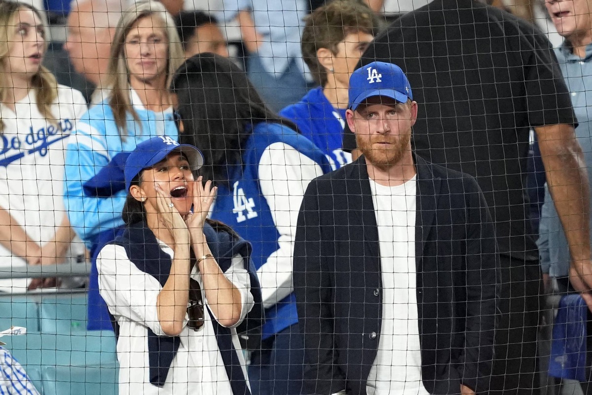  Oct 28, 2025; Los Angeles, California, USA; Prince Harry (right) and Meghan Markle (left) watch in the seventh inning between the Toronto Blue Jays and the Los Angeles Dodgers during game four of the 2025 MLB World Series at Dodger Stadium. Mandatory Credit: Kirby Lee-Imagn Images 