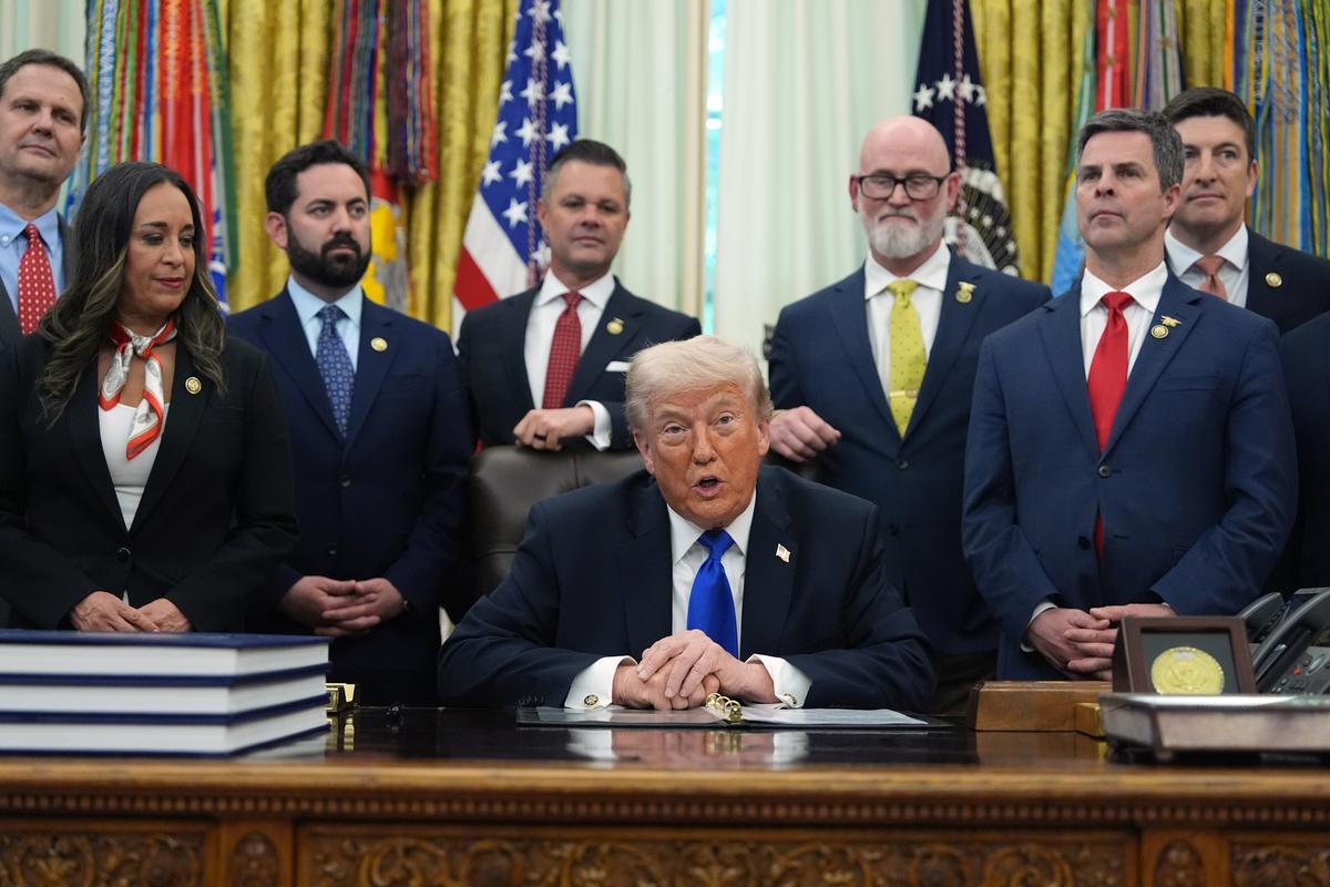  President Donald Trump speaks before signing an executive order regarding retirement savings in the Oval Office of the White House, Thursday, April 30, 2026, in Washington. (AP Photo/Alex Brandon) 