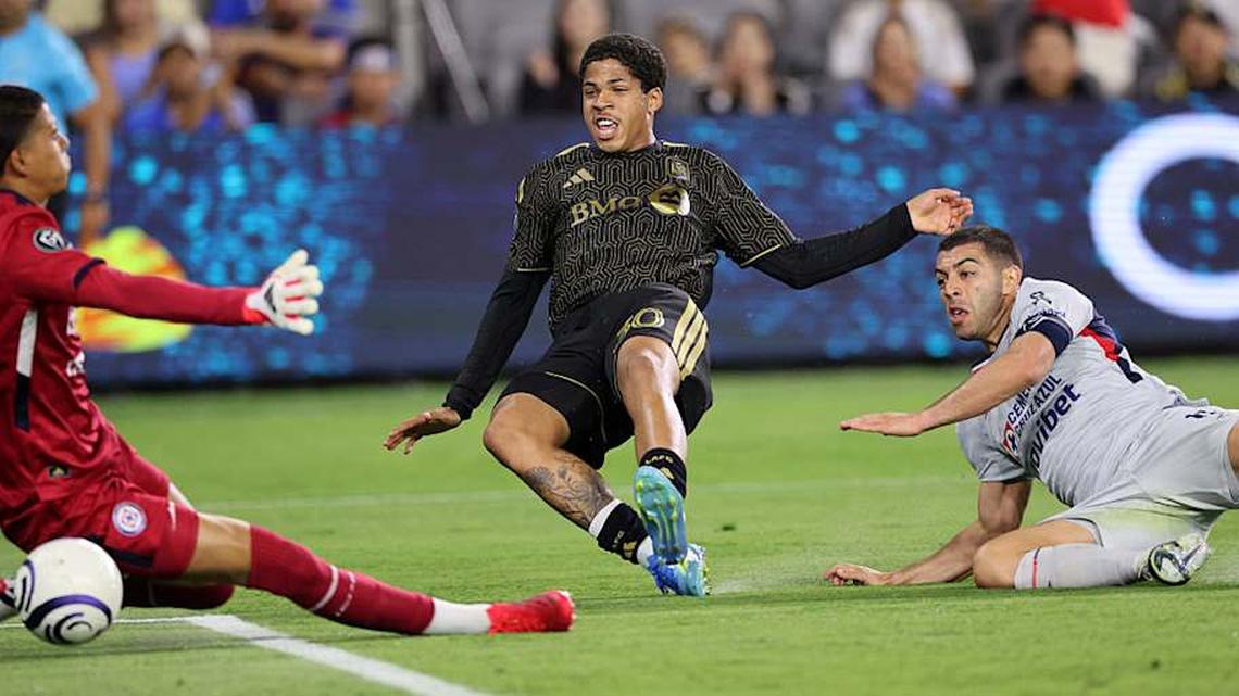  David Martínez (middle) scored a brace in the first leg. | Kevork Djansezian/Getty Images 