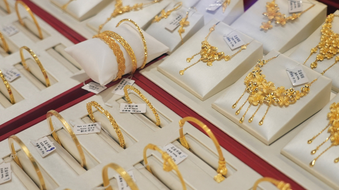 Analysis-Gold's record rally falters as bulls run into Fed rate expectations, stronger dollar 