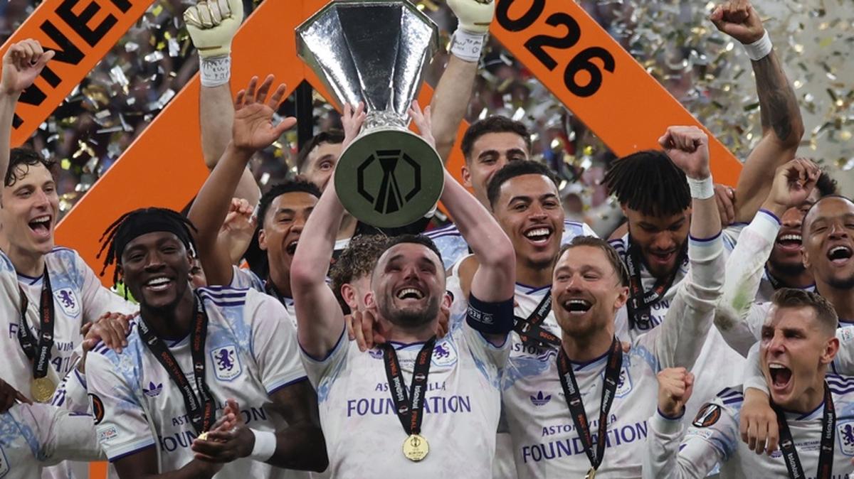 ISTANBUL (Turkey), 20/05/2026.- John McGinn of Aston Villa lifts the trophy after winning the UEFA Europa League final between SC Freiburg and Aston Villa in Istanbul, Turkey, 20 May 2026. (Turquía, Estanbul) EFE/EPA/GEORGI LICOVSKI