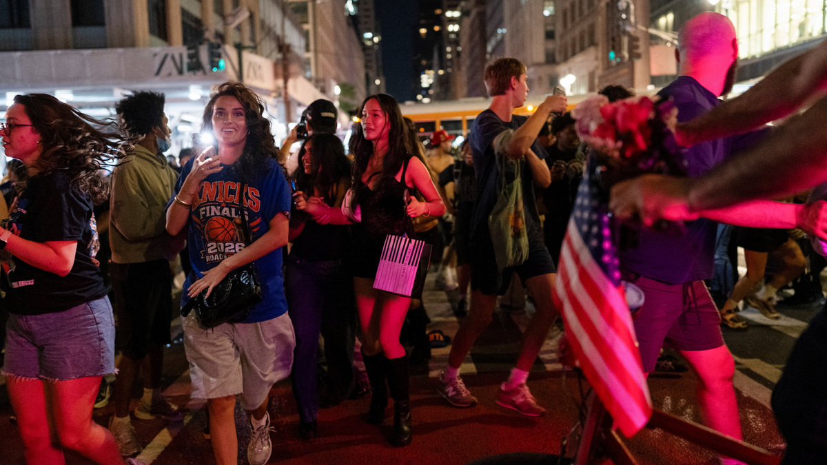Fans celebrate the New York Knicks' win against the San Antonio Spurs in Game 5 of the NBA Finals at Bryant Park in New York City, U.S., June 13, 2026.  REUTERS/Christian Monterrosa