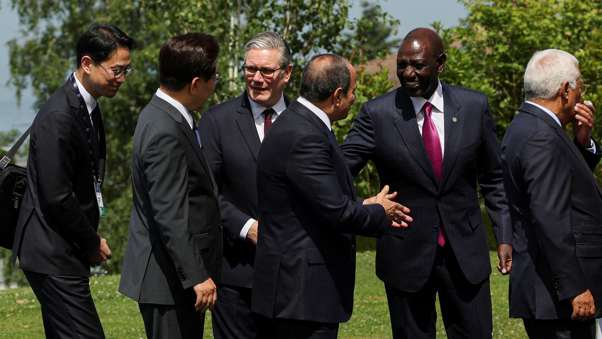 British Prime Minister Keir Starmer, South Korea's President Lee Jae Myung, Kenya's President William Ruto and Egyptian President Abdel Fattah al-Sisi, interact after posing for a family photo during the G7 summit, in Evian-les-Bains, France, June 16, 2026. REUTERS/Isabel Infantes/Pool