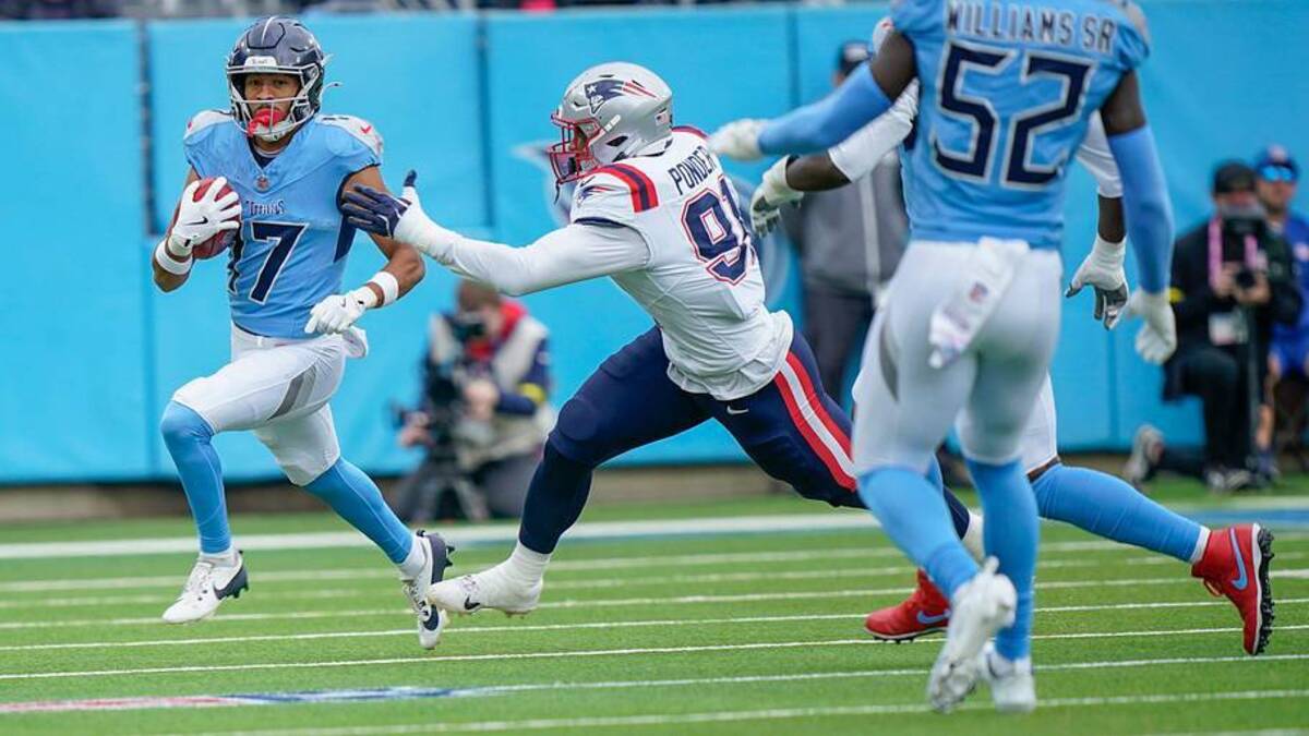  Tennessee Titans wide receiver Chimere Dike (17) runs past New England Patriots linebacker Elijah Ponder (91) during the first quarter at Nissan Stadium in Nashville, Tenn., Sunday, Oct. 19, 2025. | Denny Simmons / The Tennessean / USA TODAY NETWORK via Imagn Images 