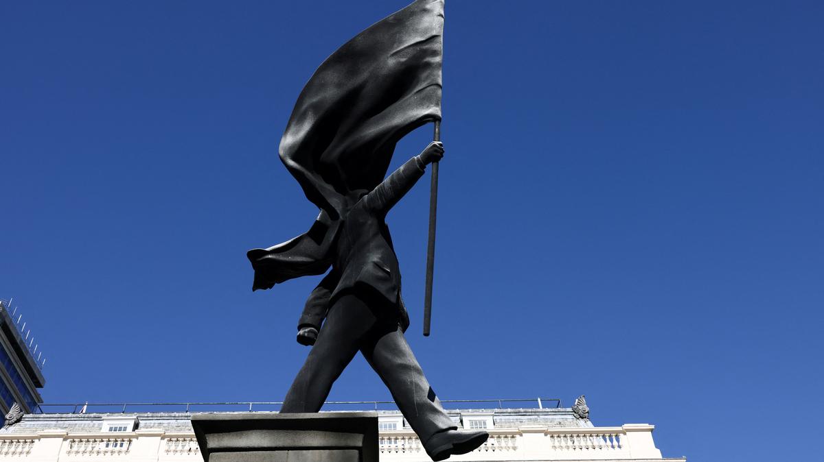A statue depicting a person stepping off the plinth while carrying a flag covering their face, by British street artist Banksy, stands in London, Britain, April 30, 2026. REUTERS/Jack Taylor