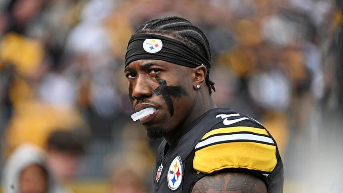  Nov 2, 2025; Pittsburgh, Pennsylvania, USA; Pittsburgh Steelers cornerback Joey Porter Jr. (24) enters the field before the game against the Indianapolis Colts at Acrisure Stadium. Mandatory Credit: Barry Reeger-Imagn Images | Barry Reeger-Imagn Images 