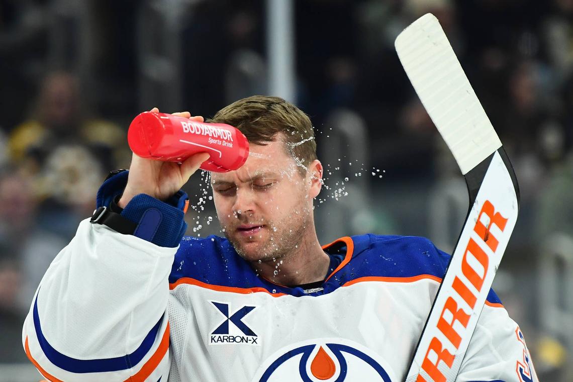  Edmonton Oilers goaltender Calvin Pickard (30) squirts his face with water after coming into a game. Bob DeChiara-Imagn Images 
