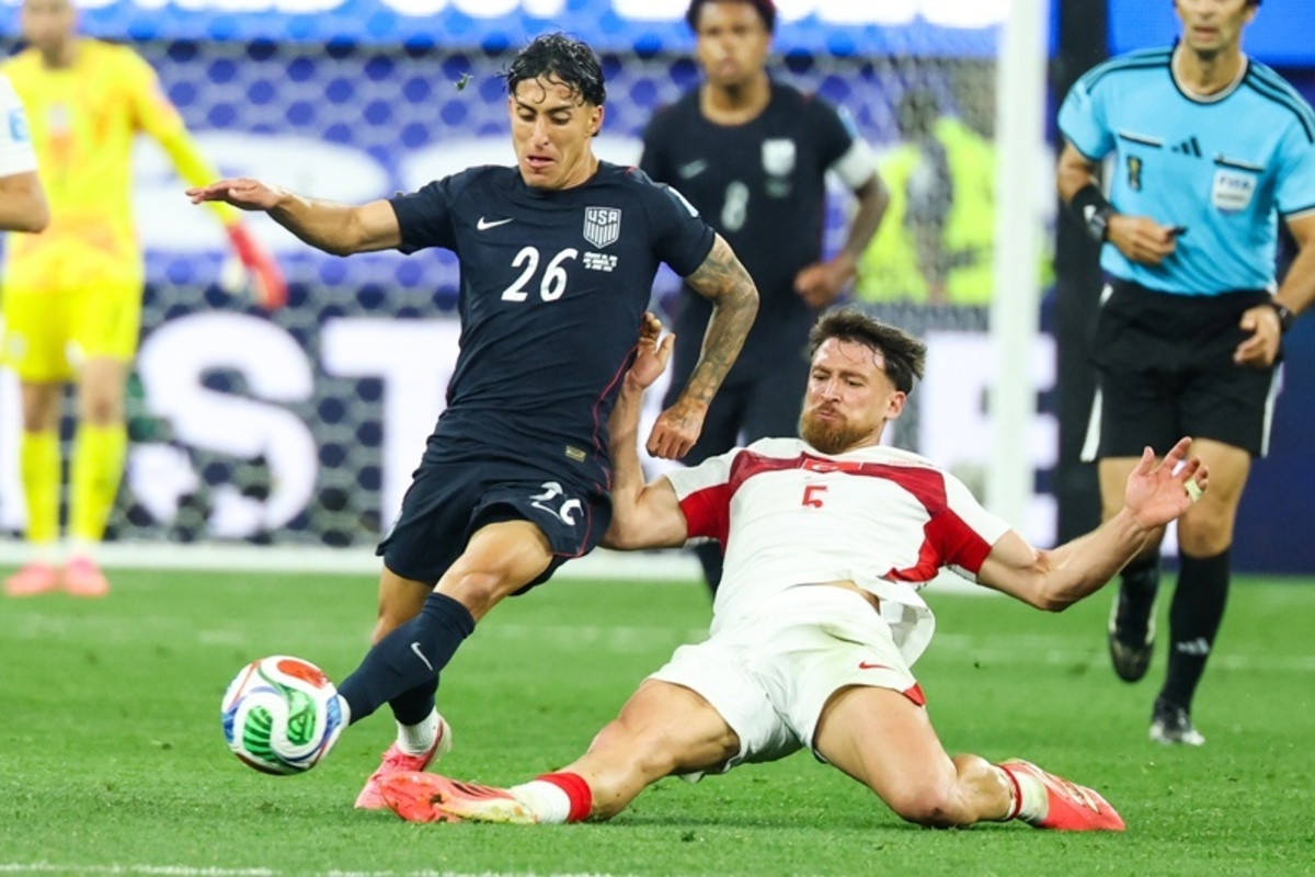  LOS ANGELES (United States), 26/06/2026.- United States of America midfielder Alejandro Zendejas and Turkey midfielder Salih Ozcan go for the ball in the second half of the FIFA World Cup 2026 group stage match Turkey against USA, in Los Angeles, USA, 25 June 2026. (Turquía, Estados Unidos) EFE/EPA/CHRISTOPHER TORRES