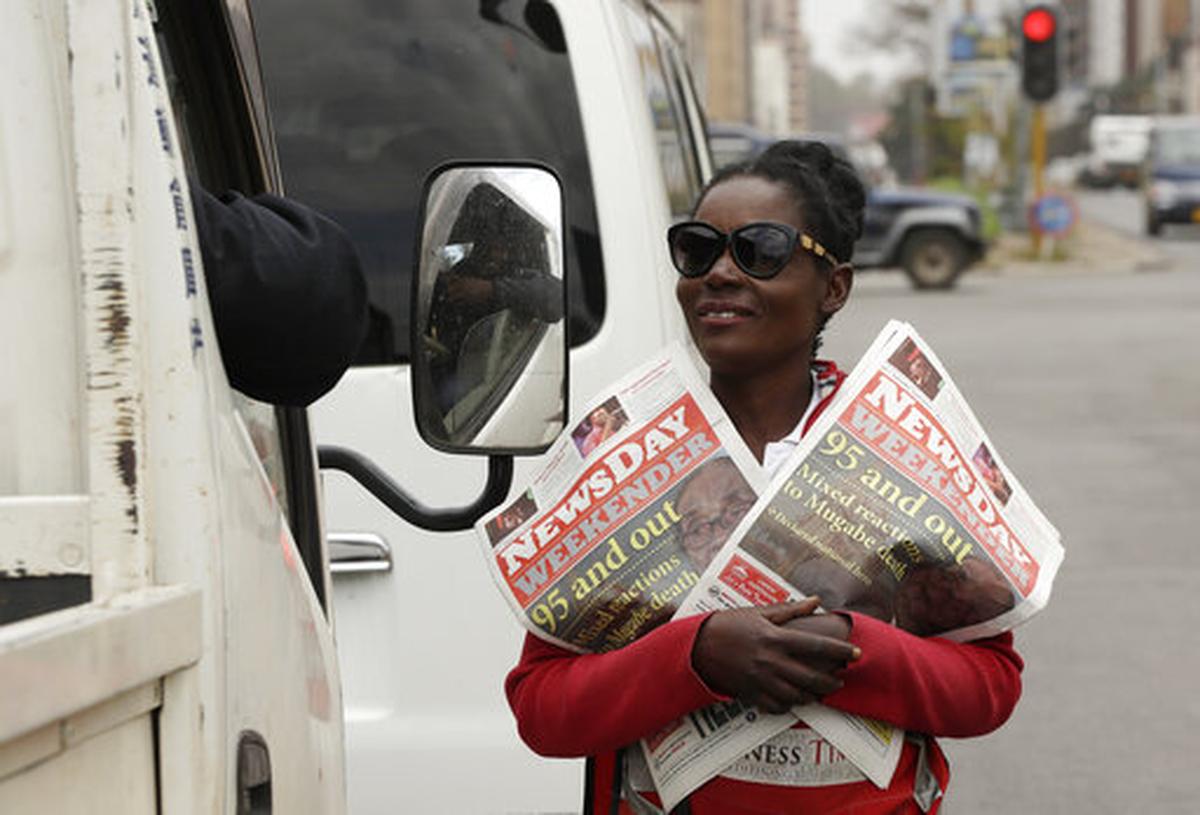 Un vendedor vende periódicos en una calle de Harare, Zimbabwe, el sábado 7 de septiembre de 2019. 