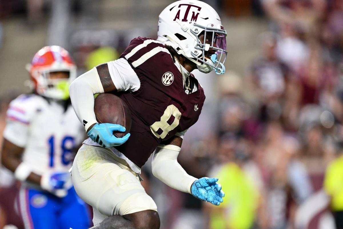 Oct 11, 2025; College Station, Texas, USA; Texas A&M Aggies running back Le'Veon Moss (8) runs the ball in for a touchdown during the second quarter against the Florida Gators at Kyle Field. Mandatory Credit: Maria Lysaker-Imagn Images 