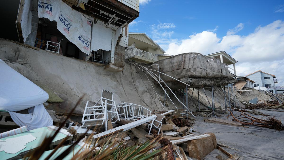Una foto del 11 de noviembre de 2022 muestra casas dañadas frente al mar en el Condado Volusia, después de que la playa a su alrededor fuera afectada por el huracán Nicole.