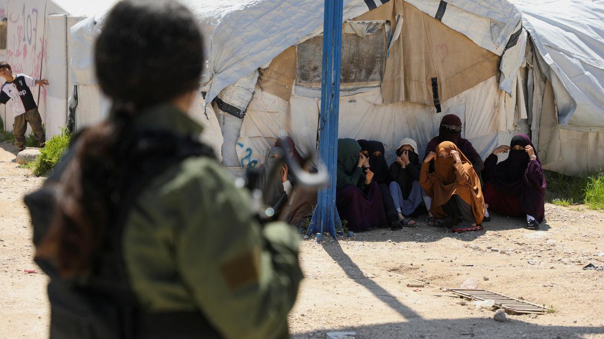 FILE PHOTO: Members of Australian families believed to be linked to the Islamic State militants wait to leave Roj camp near Derik, Syria April 24, 2026. REUTERS/Orhan Qereman/File Photo