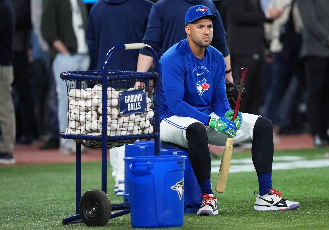  Toronto Blue Jays right fielder George Springer (4) sits during batting practice © Nick Turchiaro-Imagn Images