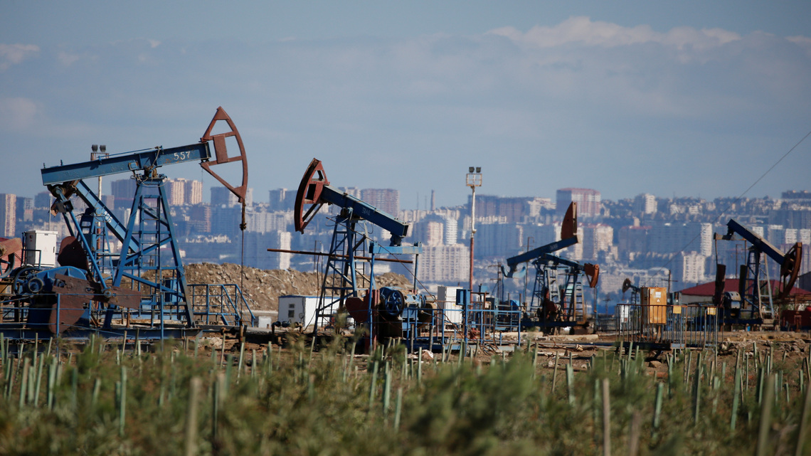 Oil prices extend gains as US and Iran trade fresh strikes 