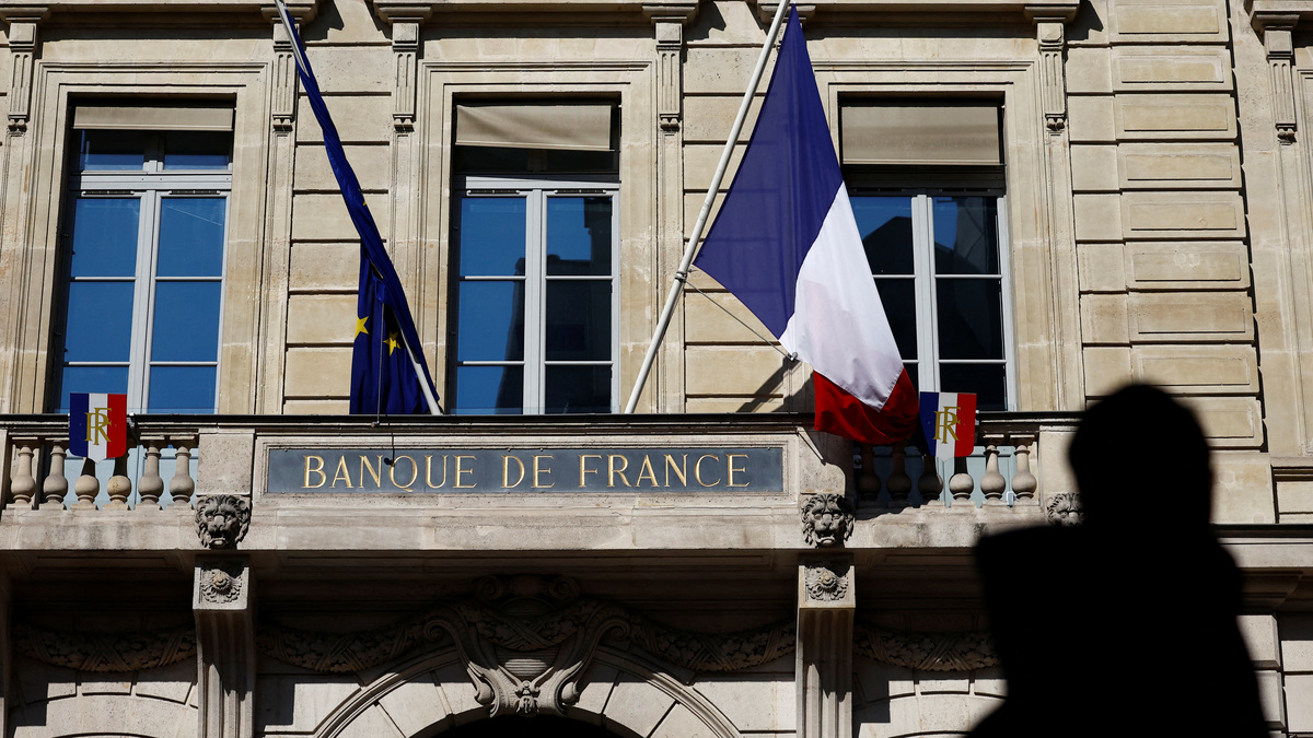 A French flag flies at the entrance of the Bank of France "Banque de France" building in Paris, France April 9, 2025.  REUTERS/Abdul Saboor