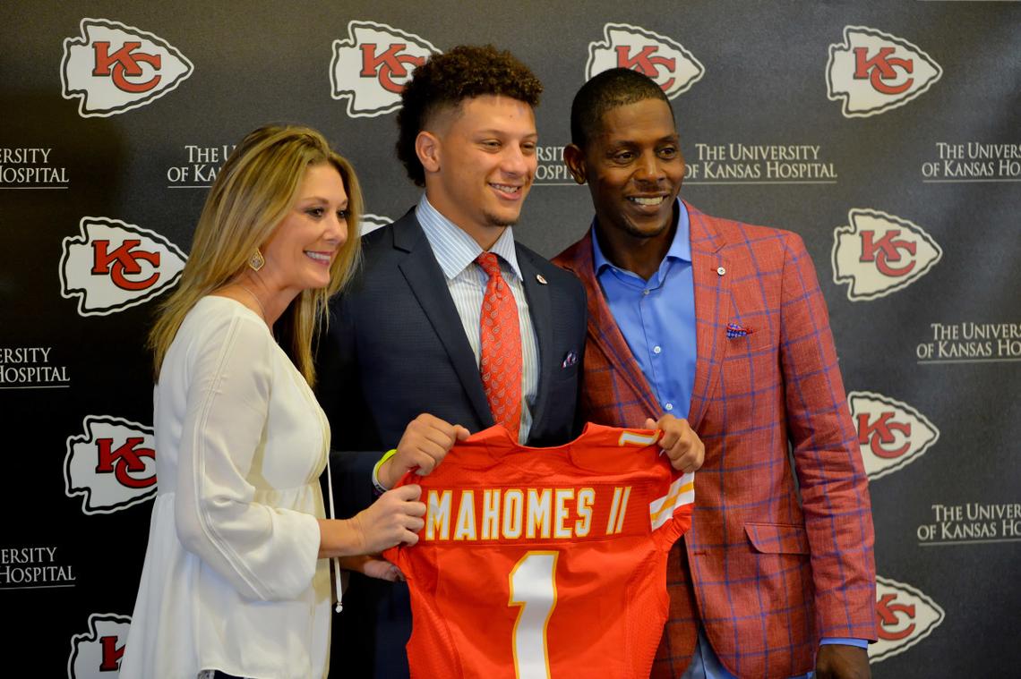 Chiefs quarterback Patrick Mahomes, center, with his mother Randi Mahomes and dad Pat Mahomes Sr. as he was being introduced to Kansas City after being drafted in 2017.