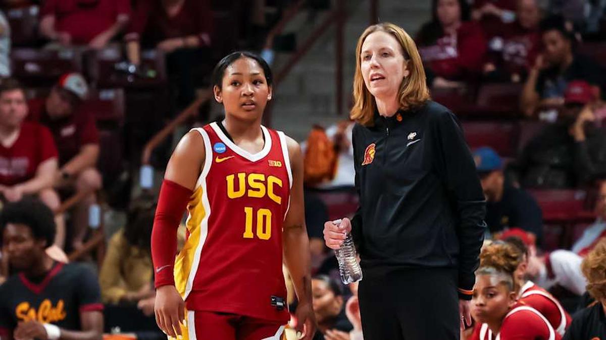  Mar 21, 2026; Columbia, South Carolina, USA; USC Trojans head coach Lindsay Gottlieb speaks with guard Malia Samuels (10) against the Clemson Tigers in the first half at Colonial Life Arena. Mandatory Credit: Jeff Blake-Imagn Images | Jeff Blake-Imagn Images 