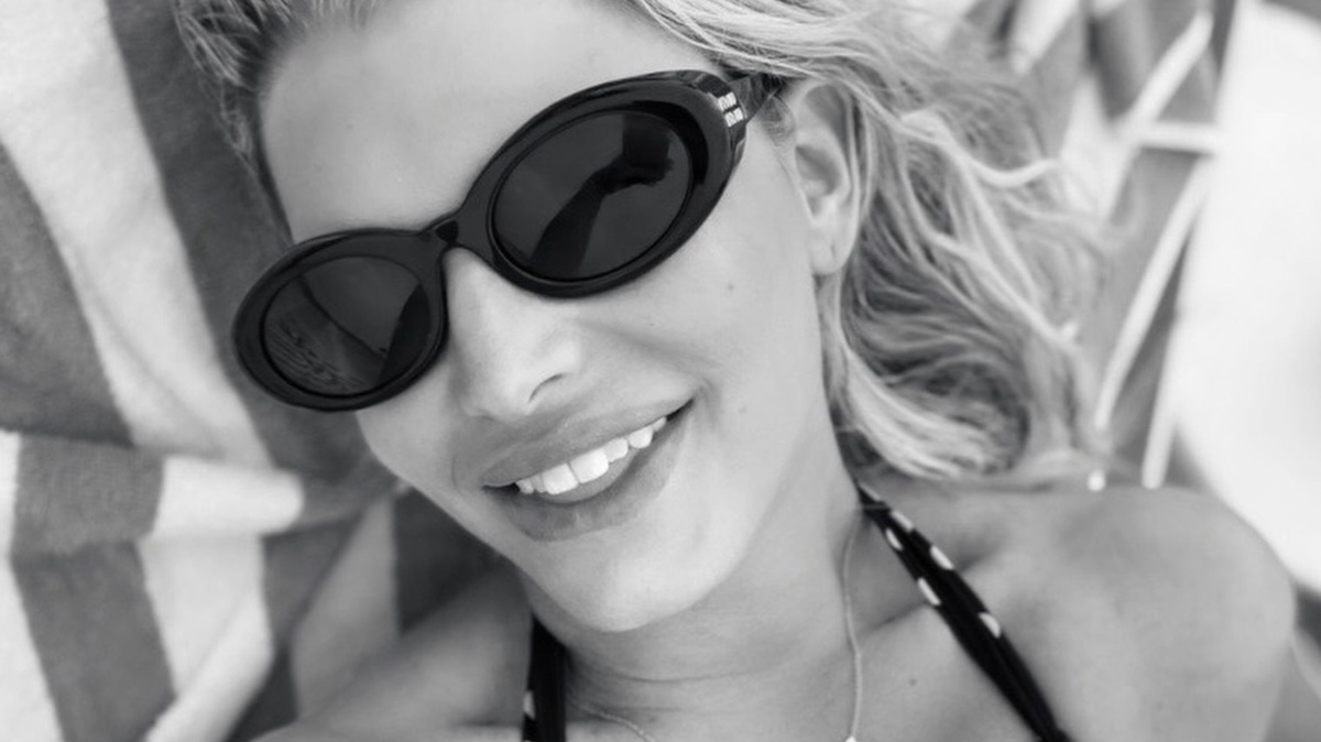 Jessica Simpson Sunbathes in Tiny Polka Dot Bikini on Luxe Summer Vacation ...