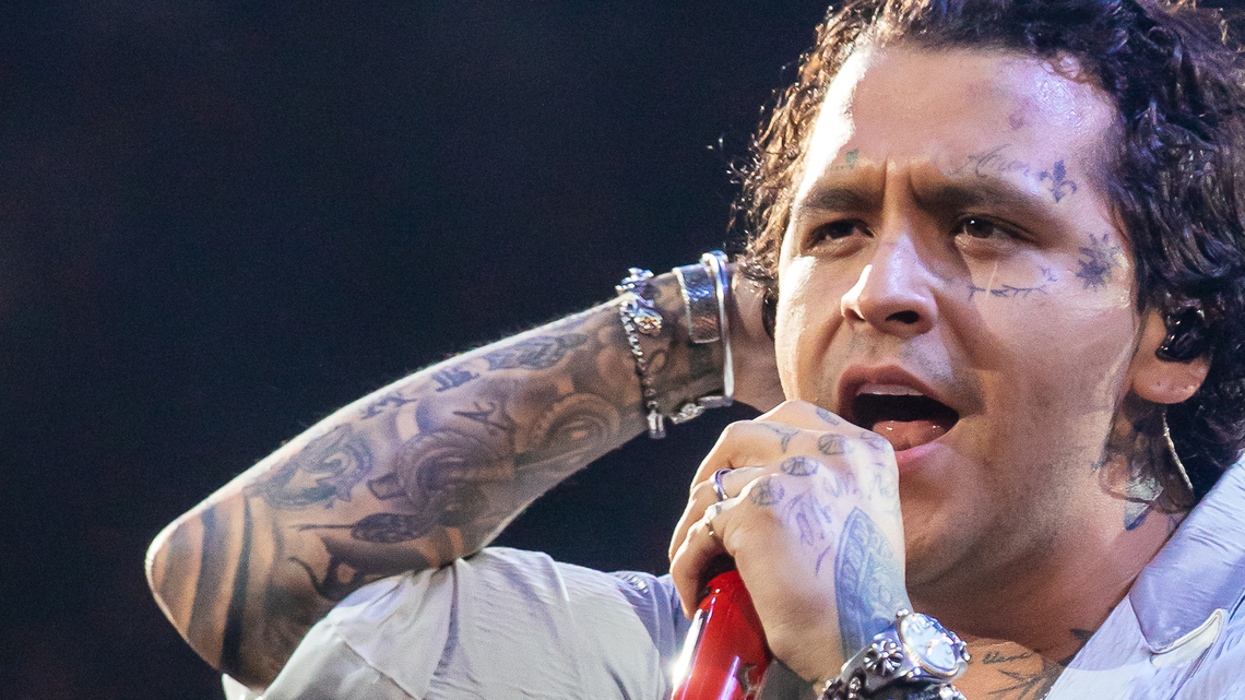 Los fans desmienten a Christian Nodal por sus dichos y fechas sobre la ruptura con Cazzu