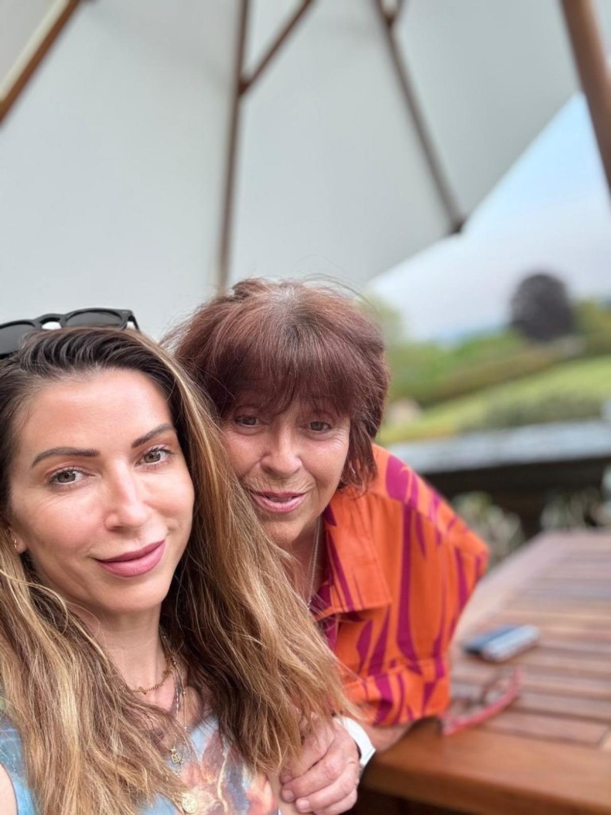 Selina Moss-Davies with her mother Pauline. (Selina Moss-Davies via SWNS) 