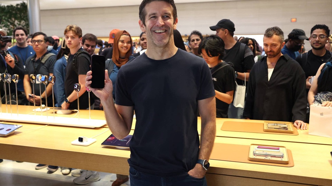 Apple's new CEO just teamed up with Tim Cook's old rival