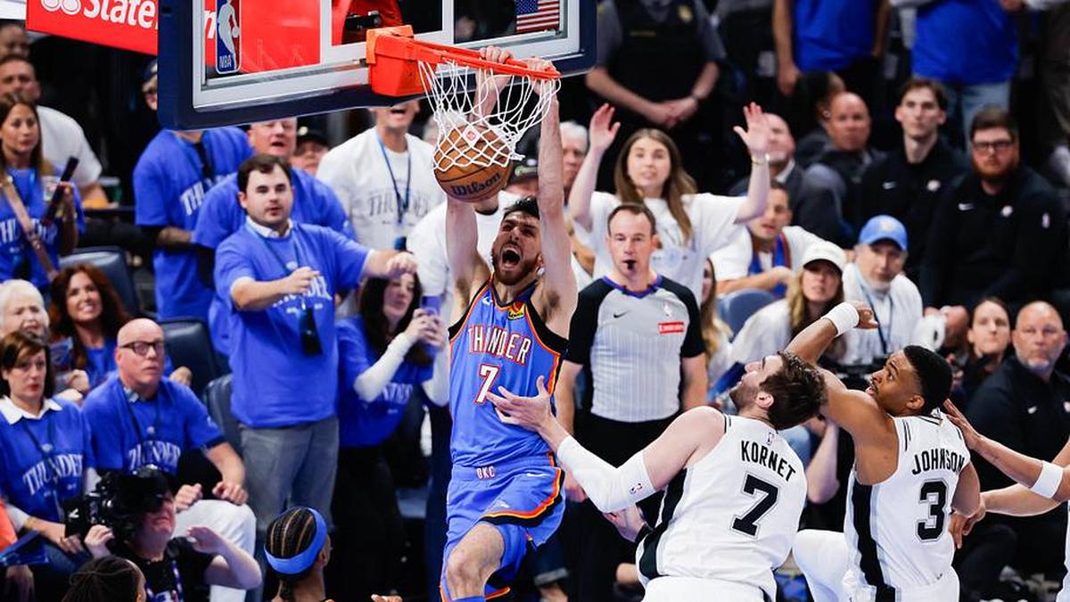  Thunder center Chet Holmgren dunks as Spurs center Luke Kornet defends. | Alonzo Adams-Imagn Images 