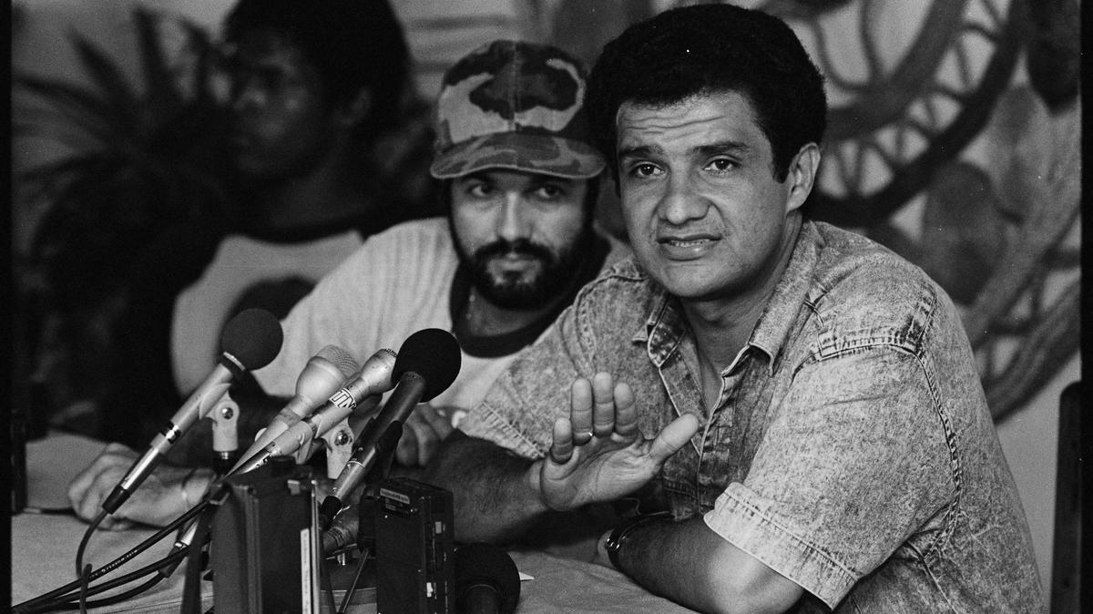 FILE PHOTO: MIskito Indian rebel leader Brooklyn Rivera (R) makes a point during a press conference in Managua while fellow leader Stedman Fagoth looks on/File Photo