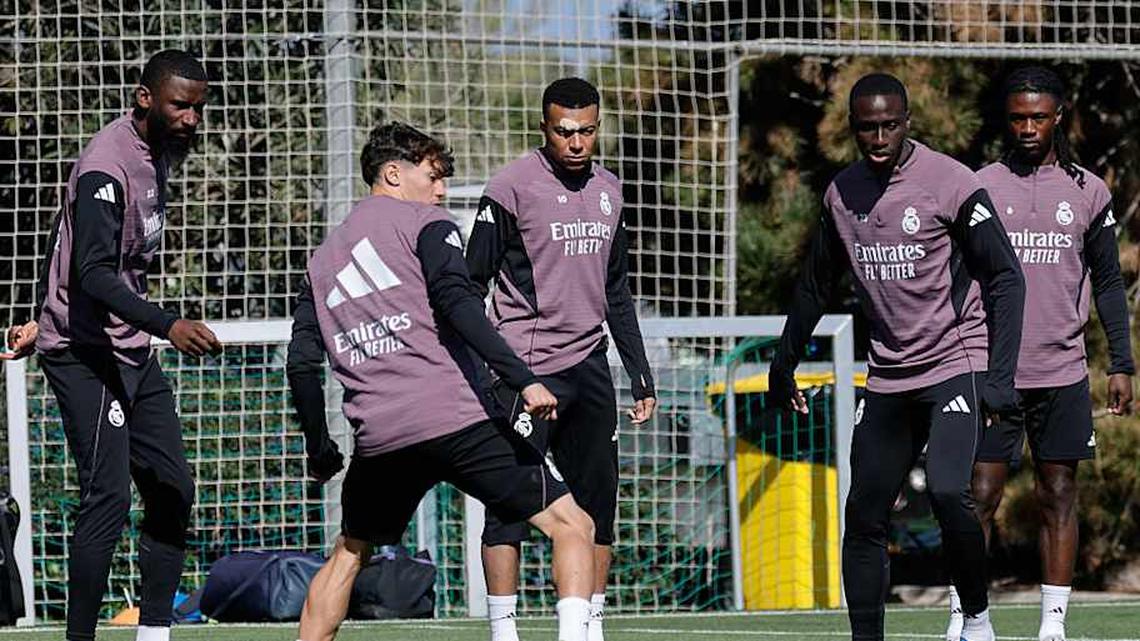  Ferland Mendy trains with his teammates on Monday. | Helios de la Rubia/Real Madrid/Getty Images 