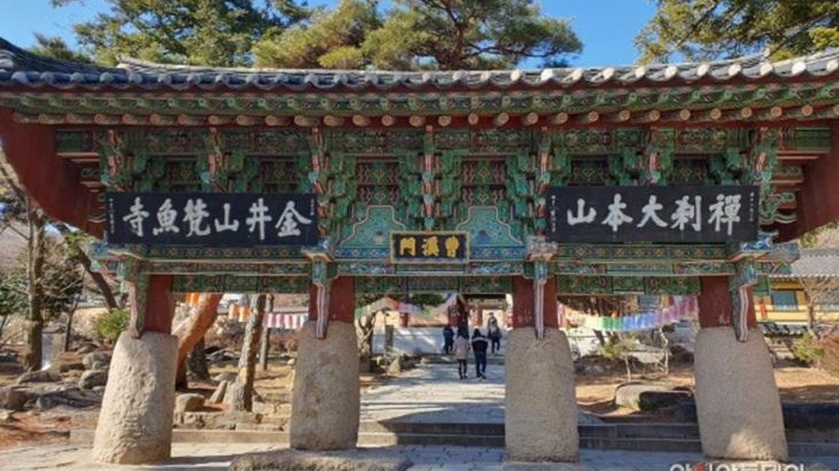 The Jogye Gate at Beomeosa Temple in Busan. The temple is known for its foreign visitor temple stay program and was previously visited by actor Chris Hemsworth during a documentary shoot. Photo by Asia Today