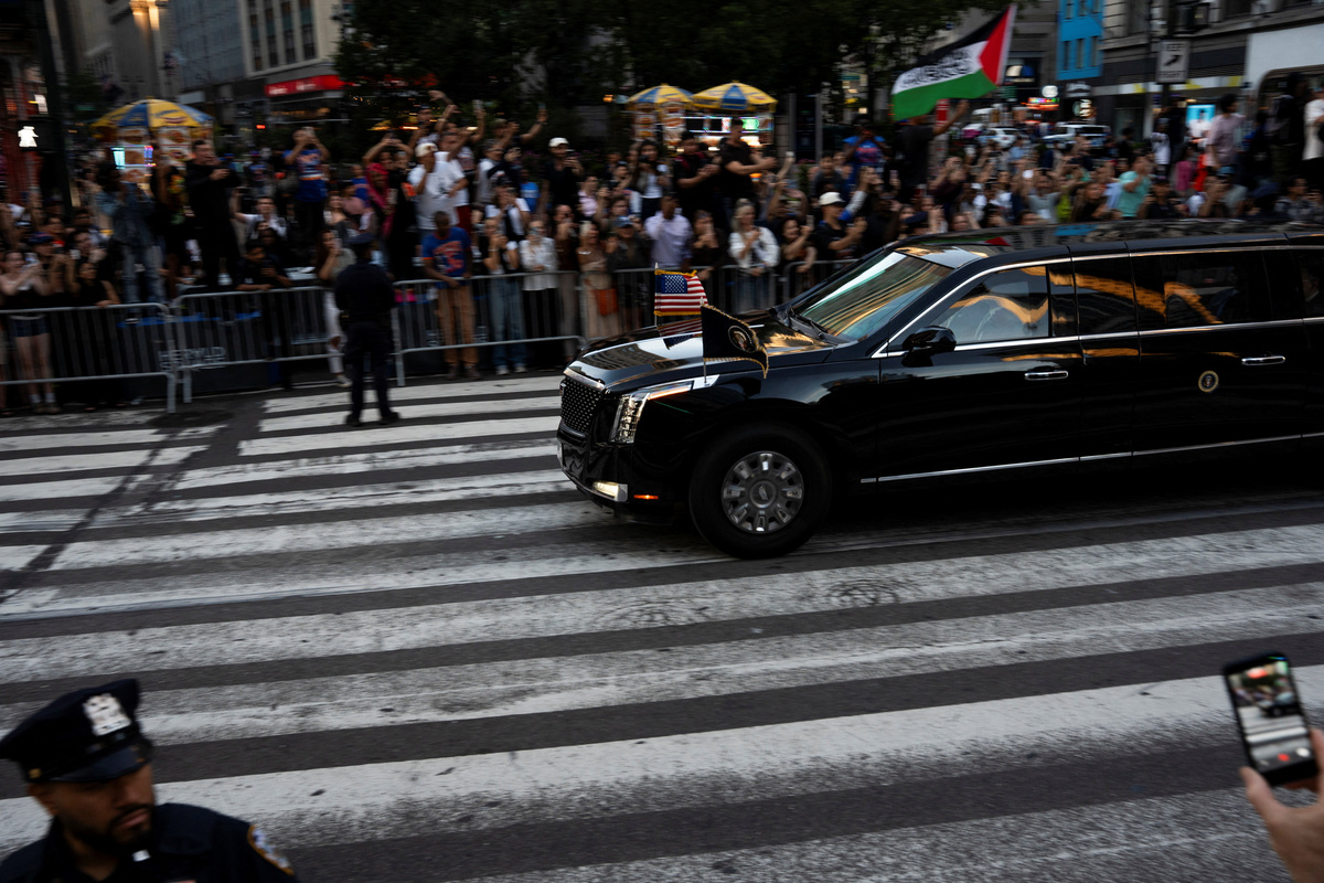 The crowd reacts as the motorcade of U.S. President Donald Trump drives along West 34th Street before arriving at Madison Square Garden ahead of Game Three of the NBA Finals between the New York Knicks and San Antonio Spurs in New York City, U.S., June 8, 2026.  REUTERS/Edward Gratten