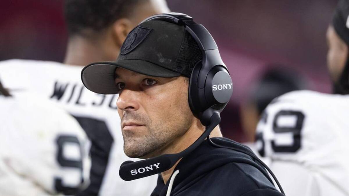  Aug 23, 2025; Glendale, Arizona, USA; Las Vegas Raiders defensive line coach Rob Leonard against the Arizona Cardinals during a preseason NFL game at State Farm Stadium. Mandatory Credit: Mark J. Rebilas-Imagn Images | Mark J. Rebilas-Imagn Images 