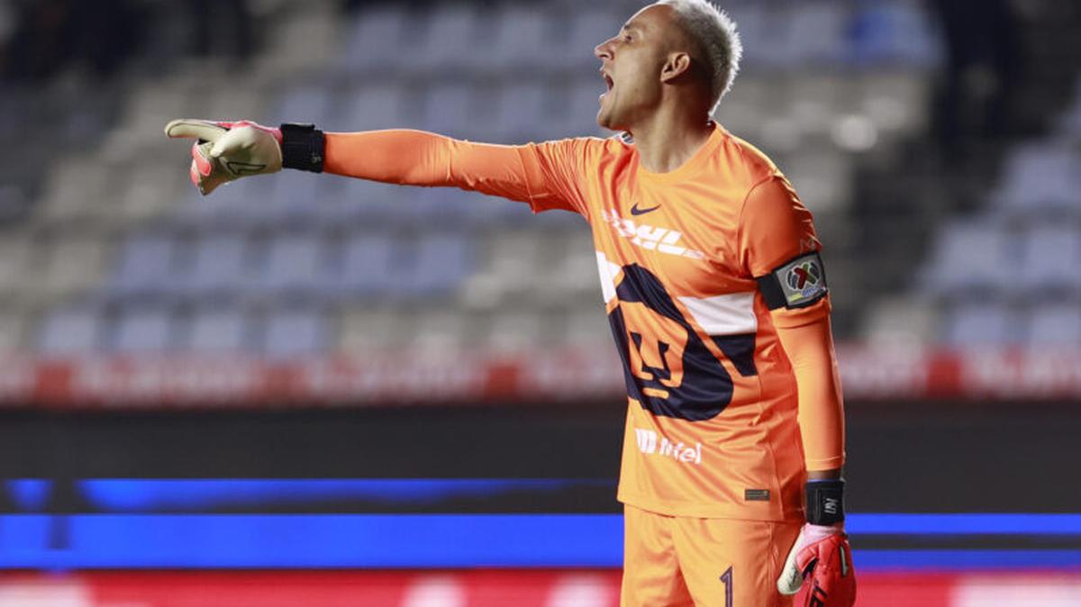 Keylor Navas de Pumas da indicaciones en un partido de repechaje. Imagen de archivo. EFE /David Martínez Pelcastre