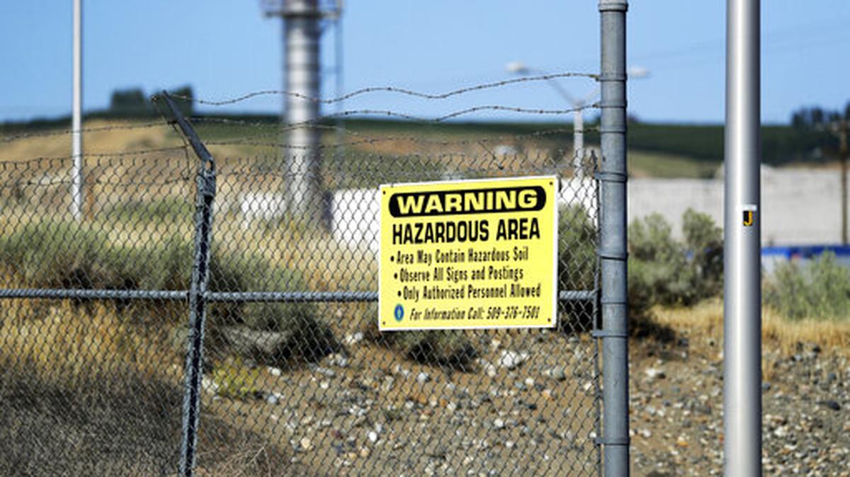 Un letrero en la reserva nuclear de Hanford advierte sobre posibles peligros en el suelo a lo largo del río Columbia, cerca de Richland, Washington.