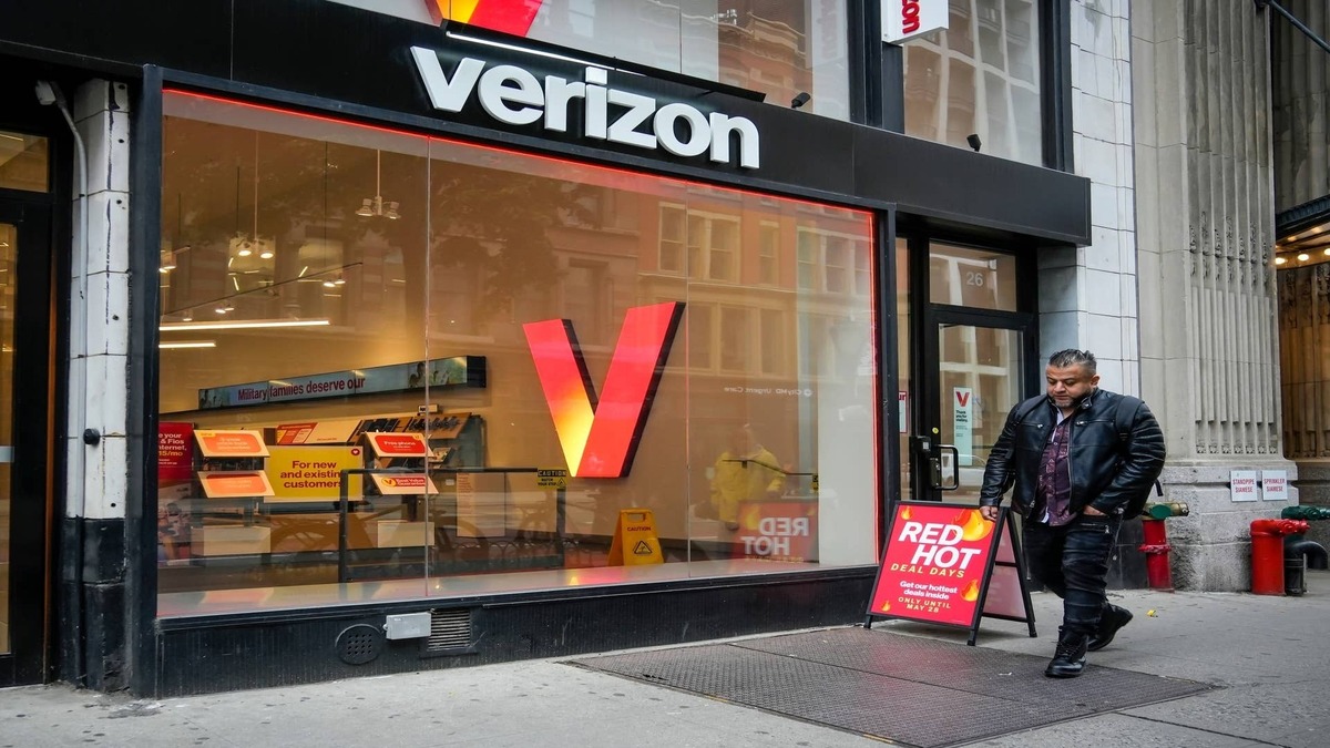  Verizon and AT&T are at the center of an FCC data-sharing lawsuit. 