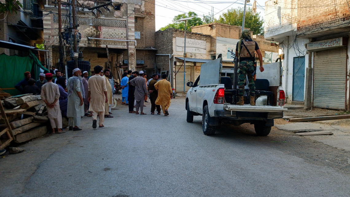Suicide attack kills 16 near mosque in northwest Pakistan police compound