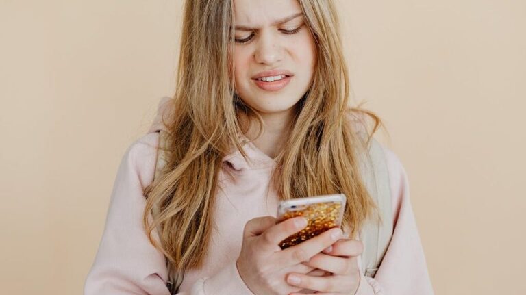Tweens always on phones at greater risk of mental health issues: study