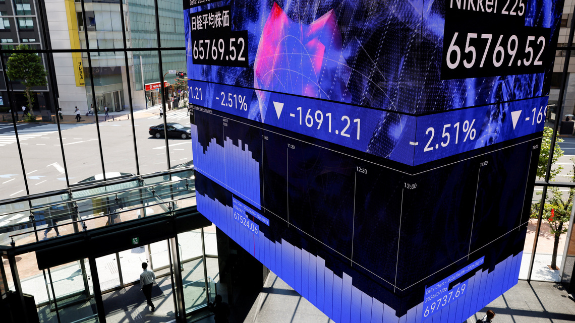 Asia shares fall on tech nerves; oil prices slip 