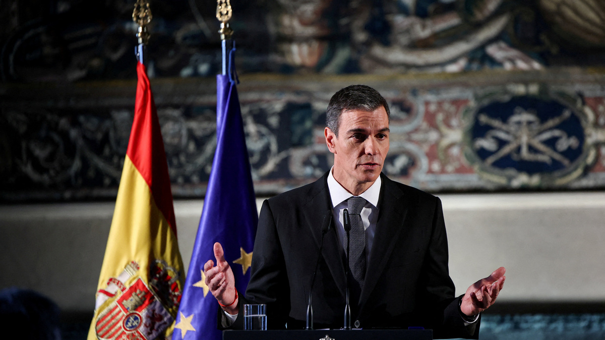FILE PHOTO: Spanish Prime Minister Pedro Sanchez holds a press conference at the Spanish Embassy to the Vatican after meeting Pope Leo XIV, in Rome, Italy, May 27, 2026. REUTERS/Francesco Fotia/File Photo