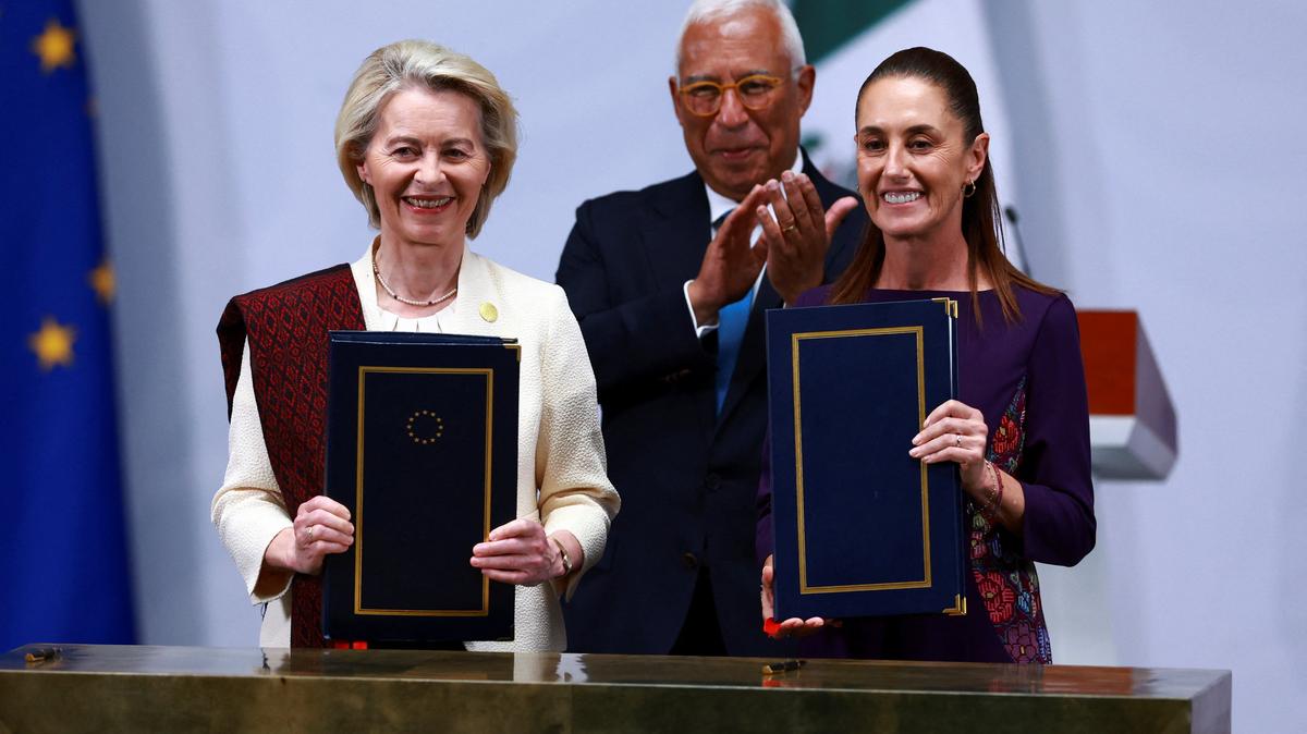 Mexican President Claudia Sheinbaum, European Commission President Ursula von der Leyen and European Council President Antonio Costa pose for a picture as they attend the signing of a long-stalled free trade agreement at the National Palace in Mexico City, Mexico, May 22, 2026. REUTERS/Raquel Cunha